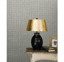 Tapetă cu model care imită țesătura textilă lângă o lampă pe o masă