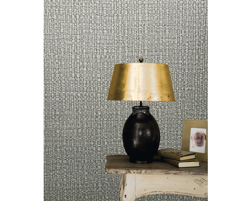 Tapetă cu model care imită țesătura textilă lângă o lampă pe o masă