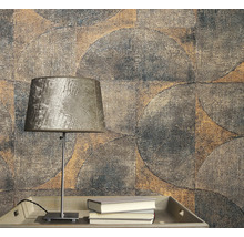 Tapetă decorativă cu design circular lângă o lampă pe o masă.