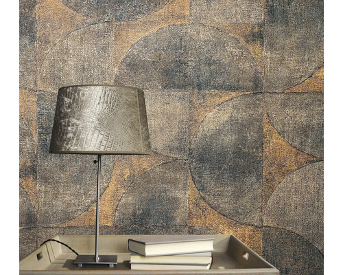 Tapetă decorativă cu design circular lângă o lampă pe o masă.
