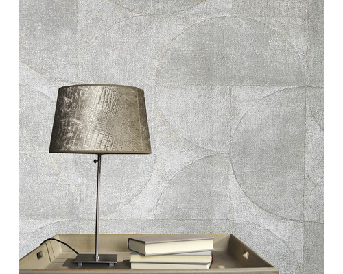 Tapetă decorativă cu model circular, veioză și cărți pe o masă