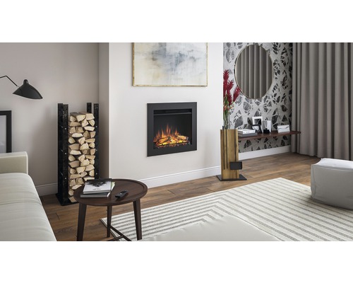 Living cu șemineu electric, suport pentru lemne și accesorii pentru casă.