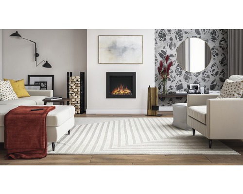 Cameră de zi cu canapea, fotoliu, șemineu și elemente decorative pentru o atmosferă primitoare
