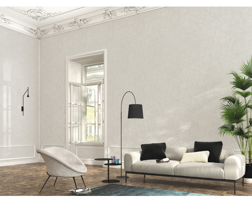 Living cu canapea, fotoliu și decorațiuni într-un design luminos și spațios