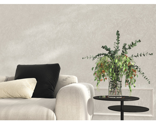 Scenă de living cu canapea, perne, măsuță laterală și vază cu flori