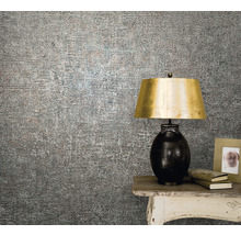 Vedere a camerei cu tapet cu model, masă și lampă