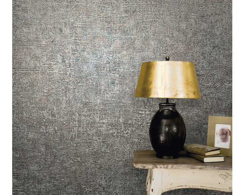 Vedere a camerei cu tapet cu model, masă și lampă