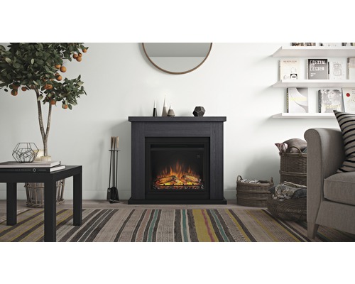 Cameră de zi cu șemineu electric, canapea și decorațiuni