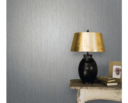 Tapet cu model cu dungi verticale lângă o lampă de masă pe o masă mică