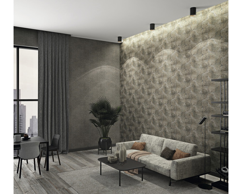 Cameră de zi cu canapea, masă, scaune, lampă și decor decorativ de perete