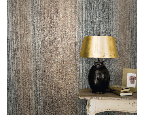 Prim-plan cu o cameră cu tapet texturat, o lampă și o măsuță laterală.