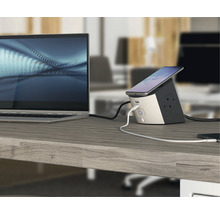 Priza de masă cu porturi USB și smartphone pe un birou.