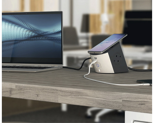 Priza de masă cu porturi USB și smartphone pe un birou.