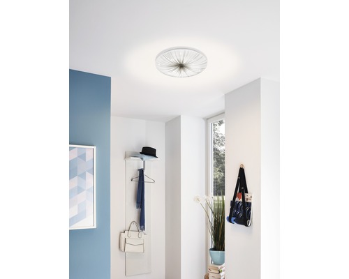 Lumină de tavan în hol cu dulap și fereastră.