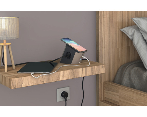 Bloc multipriză cu porturi USB, tabletă și smartphone pe o noptieră