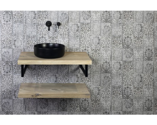 Baie modernă cu chiuvetă, rafturi și plăci cu model