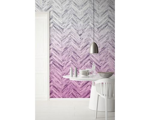 Vedere a camerei cu tapet cu model în zig-zag, masă de sufragerie și scaun