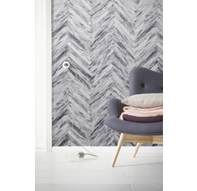 Cameră de zi cu tapet cu model herringbone și fotoliu