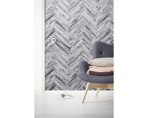 Cameră de zi cu tapet cu model herringbone și fotoliu