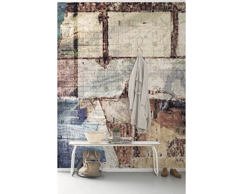 Interior decorativ cu tapet de perete în stil zidărie, bancă albă, jachetă, coș și rucsac.