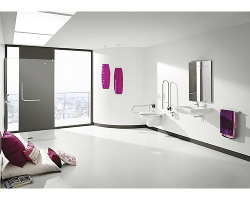 Baie luminoasă cu dotări accesibile, cum ar fi toaletă și chiuvetă cu bare de susținere