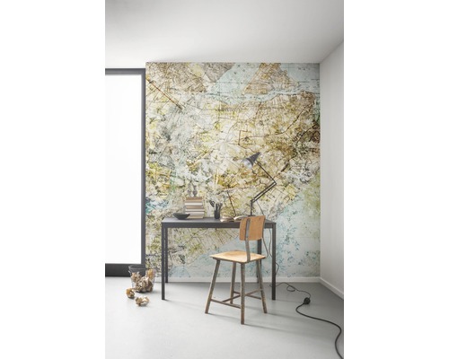 Birou cu masă de scris, scaun, lampă și fototapet cu motiv de hartă