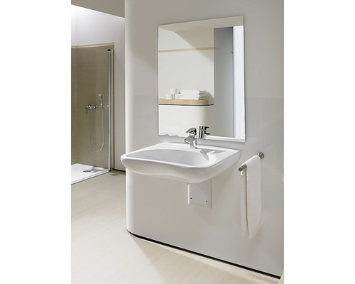 Baie modernă cu lavoar, oglindă și suport pentru prosoape