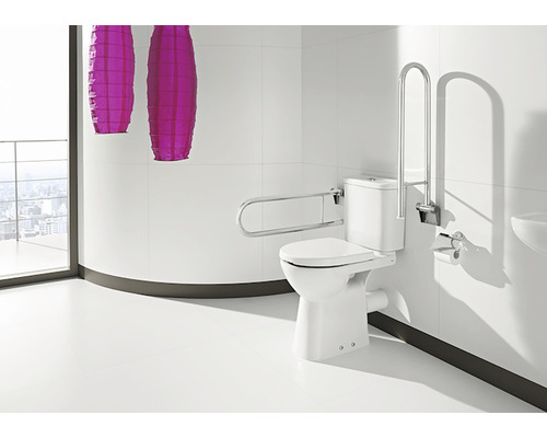 Baie modernă cu toaletă pentru persoane cu dizabilități și bare de sprijin pentru susținere.