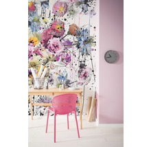 Spațiu de lucru decorativ cu tapet floral, birou și scaun