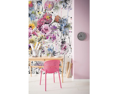 Spațiu de lucru decorativ cu tapet floral, birou și scaun