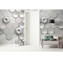 Living decorativ cu tapet de perete hexagonal, ușă și canapea.