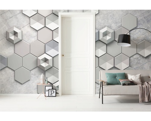 Living decorativ cu tapet de perete hexagonal, ușă și canapea.