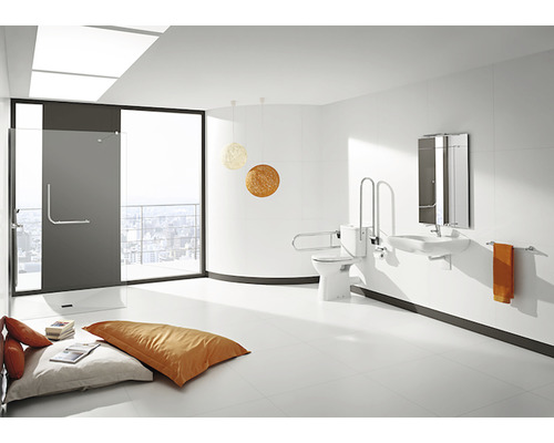 Baie accesibilă cu toaletă cu bare de susținere, chiuvetă și duș la nivelul podelei