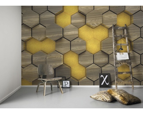 Scenă cu tapet imitație lemn cu design hexagonal, scaun și decorațiuni