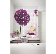Cameră luminoasă cu fototapet cu motiv floral, pat jos și plante de interior