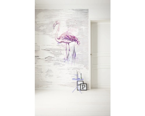 Scenă cu o tapetă de perete cu motiv flamingo, o măsuță laterală mică și două fotografii înrămate într-o cameră luminoasă.