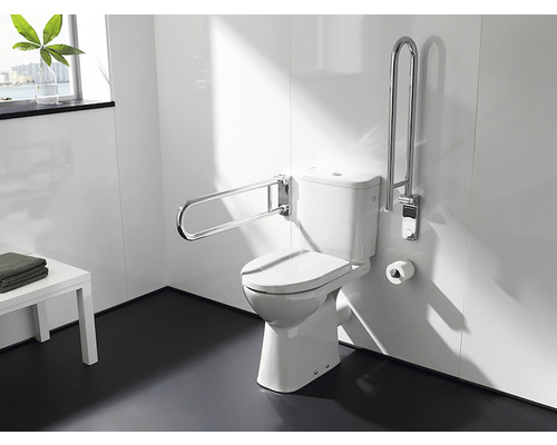 Baie cu toaletă pentru persoane cu handicap și bare de sprijin