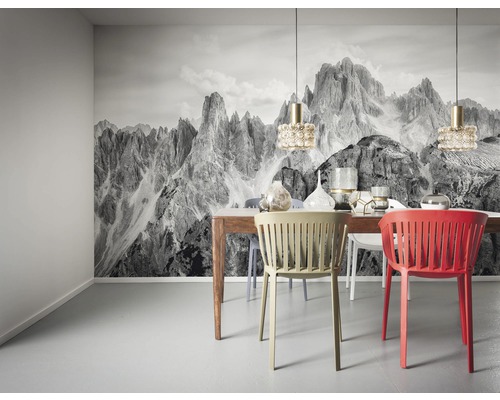 Sufragerie cu fototapet cu peisaj montan, masă cu scaune și lămpi suspendate
