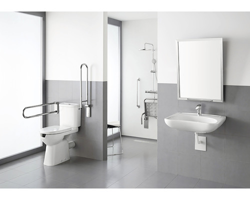 Baie accesibilă cu toaletă, lavoar, oglindă și bare de sprijin.