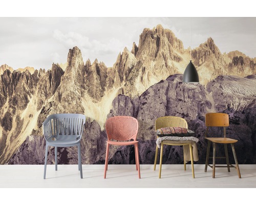 Scenă cu patru scaune în fața unui fototapet cu motiv montan și o lampă suspendată