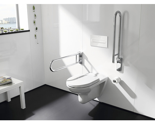 Baie cu WC suspendat și bare de sprijin pentru locuințe accesibile