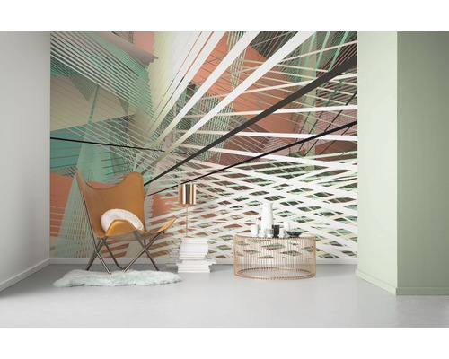 Cameră de zi cu tapet cu design grafic, fotoliu și măsuță laterală