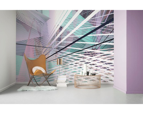 Cameră de zi cu tapet cu model grafic, fotoliu și măsuță laterală