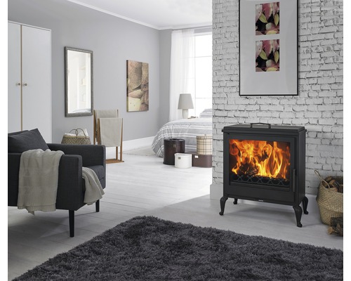 Living cu sobă, fotoliu și covor