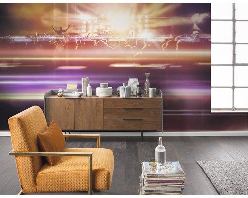 Living cu comodă, fotoliu și fototapet cu motiv de concert