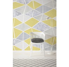 Scenă cu tapet geometric, scaun și lampă de podea pentru design interior