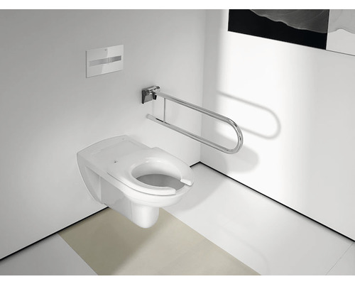 Vas WC suspendat cu spălare profundă, cu bară de sprijin rabatabilă și panou de operare într-o baie luminoasă.