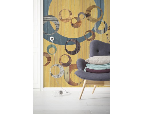 Cameră de zi cu tapet cu model și fotoliu