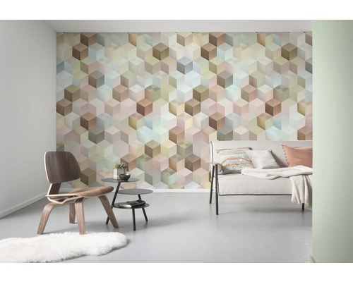 Cameră de zi cu tapet geometric cu cuburi, fotoliu și canapea