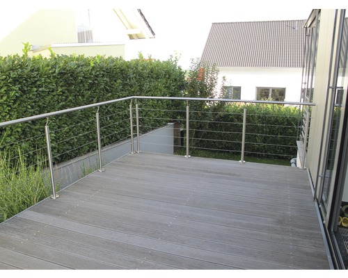 Terasa cu balustradă din oțel inoxidabil și podea din lemn